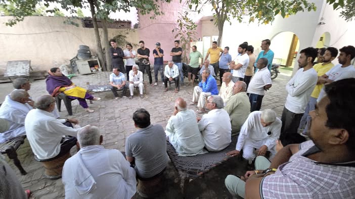 Always dedicated to your service - Today I had a cordial meeting with the local residents of village Ishapur and after listening to their problems, gave instructions to the concerned officials for their solution.