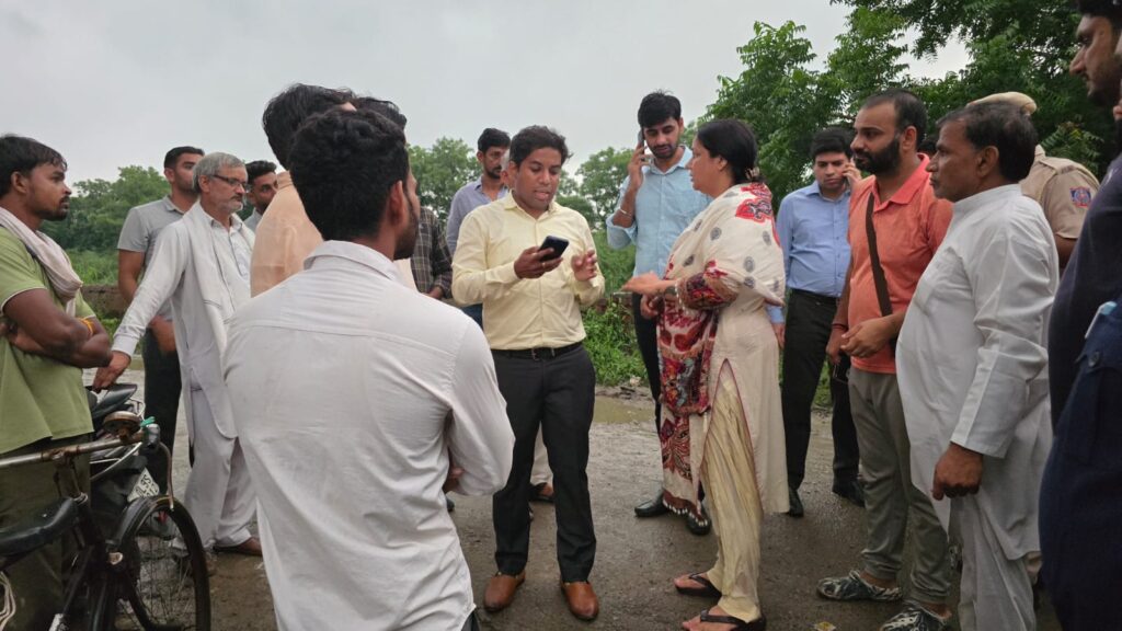 दिल्ली में बाढ़ से तबाही: मुआयना कर रहीं नजफगढ़ विधायक नीलम की कमर के ऊपर पहुंचा पानी